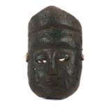 MaskeNigeria (?), Holz, geschwärzt, mit geschnitzter Kopfbedeckung, H: 24 cm.- - -25.00 % buyer's