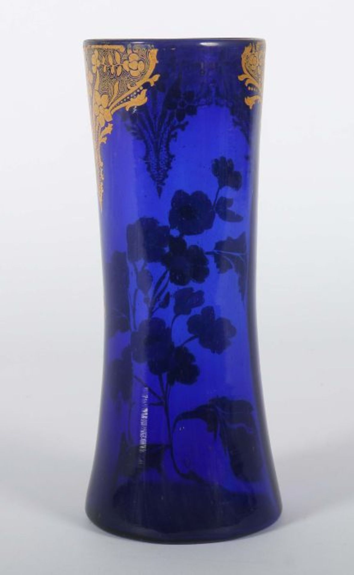 Vase mit Emaillemalerei19./20. Jh., blaues Glas, formgeblasen, goldstaffierte Emaillemalerei, leicht - Bild 2 aus 3