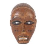 Kleine Maske der ChokweAngola, Holz geschnitzt und z.T. schwarz eingefärbt, Augenschlitze,