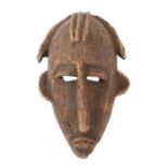 Maske der BambaraMali, Holz geschwärzt, mit 3 geschnitzten Haarschöpfen, H: 37 cm.- - -25.00 %