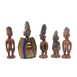 Fünf Ibeji-Zwillingsfiguren der YorubaNigeria, Holzfiguren mit teilweise blau eingefärbten