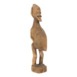 Standfigur eines Bärtigenafrikanisch, Holz, mit spitz vorstehendem Bauch, H: 40 cm.- - -25.00 %