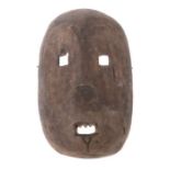 Maske der LegaDR Kongo, Holz, mit geschnitzten Zähnen, H: 37 cm.- - -25.00 % buyer's premium on