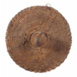 Buckelschild der TabermaTogo/Benin, aus Rohr und Pflanzenfasern geflochtener Rundschild mit