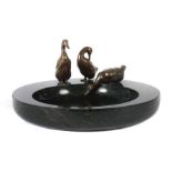 Große Schale mit Enten1. Hälfte 20. Jh., Serpentin/Bronze, gemuldete Schale mit 3 großen