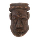 Große Helmmaske der KubaDR Kongo, Holz mit krustiger Patina und Bemalung, H: 46 cm.- - -25.00 %