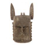 Maske mit Kinnbartwohl Mali/Stamm der Bambara (?), Holz mit grauer Patina, eingeschnittenes