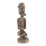Bärtiger im ScheidersitzMali/Stamm der Dogon, Holz mit grauer Patina, H: 49 cm.- - -25.00 % buyer'