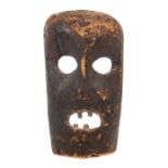 Ituri MaskeDR Kongo/Ituri-Region, Holz, geschwärzt, mit geschnitzten Zähnen, H: 38 cm.- - -25.00 %