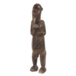 Bärtige Standfigur der BembeDR Kongo, Holz mit krustiger Patina, mit Glasstücken als Augen, H: 74