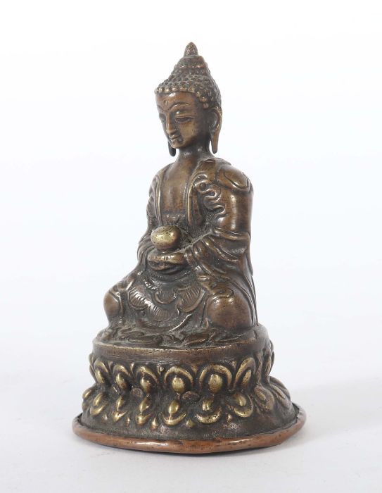 Buddha ShakyamuniTibet/Nepal, wohl um 1900, Bronze, in vajrasana sitzender Buddha auf - Image 2 of 4