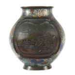 Cloisonné-VaseJapan, 2. Hälfte 19. Jh., Messing/Cloisonné, bauchige Vase mit ovalem Fuß und ovaler,