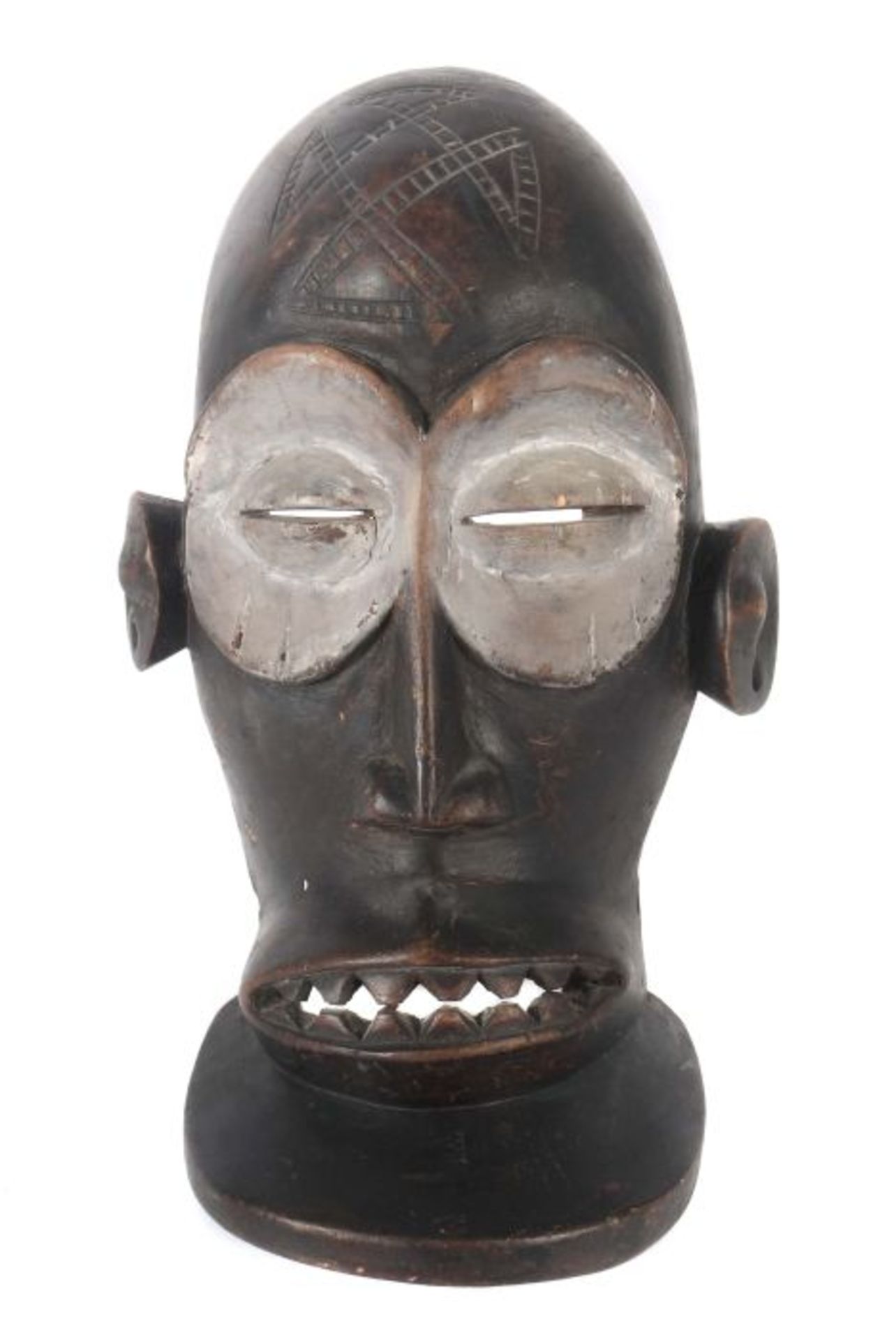 Maske der Chokwe mit grauweißen AugenpartienAngola, Holz schwarz eingefärbt, Stirn mit