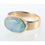 Damenringmodern, Gelbgold 585, breite Ringschiene, besetzt mit Opal im ovalen Cabochon-Schliff (ca.