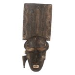Kpelie-MaskeElfenbeinküste, Holz geschwärzt mit gekalkten Details, bekrönt mit einem Reliefpanel,