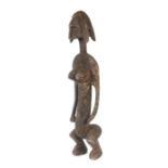 Weibliche Standfigur der BambaraMali, Holz, mit eingeschnittenem Narbenschmuck, H: 76 cm.- - -25.
