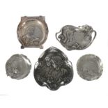 5 Jugendstil-Reliefplatten/-schalenum 1900/05, u.a. Britanniametall, varriierende hochreliefierte