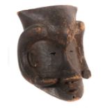 Helmmaske der KubaDR Kongo, Holz, geschwärzt, mit geschnitzten Widderhörnern, H: 35 cm.- - -25.