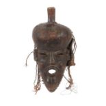Maske der KubaDR Kongo, Holz, rückseitig mit Tierhaut und Faserkordeln, H: 55 cm.- - -25.00 %