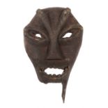 Maskeafrikanisch, Holz geschwärzt, mit y-förmigem Nasen-Brauen-Schnitt und geschnitzten Zähnen,H: 30