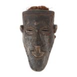 Helmmaske der KubaDR Kongo, Holz geschwärzt, mit Bastkranz und Netzbesatz, H: 40 cm.- - -25.00 %
