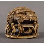 Katabori-NetsukeJapan, um 1900, Elfenbein, figürlich geschnitztes, detailreiches Netsuke mit