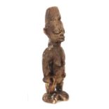 Große weibliche Standfigur der YorubaNigeria, mit eingeritzten Narbenschmuck, H: 70 cm.- - -25.