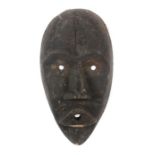 Maske der DanElfenbeinküste, Holz, schwarz gefärbt, H: 29 cm.- - -25.00 % buyer's premium on the