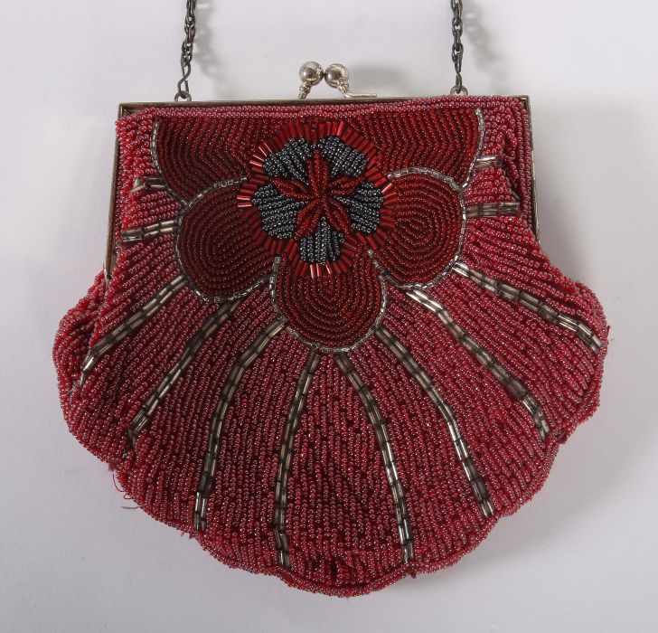 Handtaschewohl 1930er Jahre, muschelförmige Tasche mit dekorativer Perlstickerei, mit Metallbügelund - Image 2 of 3