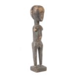 Männliche StandfigurGuinea (?), Holz, mit Gesichtsnarben, H: 49 cm.- - -25.00 % buyer's premium on