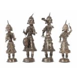 4 MusikerinnenIndien/Rajasthan, wohl Jaipur, 20. Jh., 4 aus Silberblech gefertigte, vollplastische,