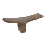 Kopfstütze bzw. Sitz der KubaDR Kongo, Holz, mit eingeschnittenem Dekor, L: 37 cm.- - -25.00 %