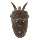 Gehörnte Maske der TomaLiberia, mit Faserschnüren, Nagel- und Blechbeschlag, H: 58 cm.- - -25.00 %