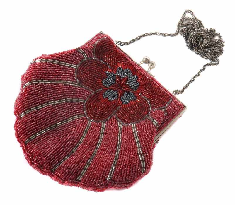 Handtaschewohl 1930er Jahre, muschelförmige Tasche mit dekorativer Perlstickerei, mit Metallbügelund