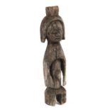 Standfigur der MumuyeNigeria, Holz mit grauer Patina, mit vorgestülptem Bauchnabel, H: 47 cm.- - -