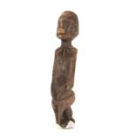 Kleine weibliche Sitzfigur der DogonMali, Holz, H: 20 cm.- - -25.00 % buyer's premium on the