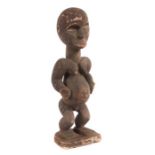 Ibibio Standfigur einer SchwangerenNigeria, Holz, schwarz und rotbraun eingefärbt, H: 51 cm.- - -