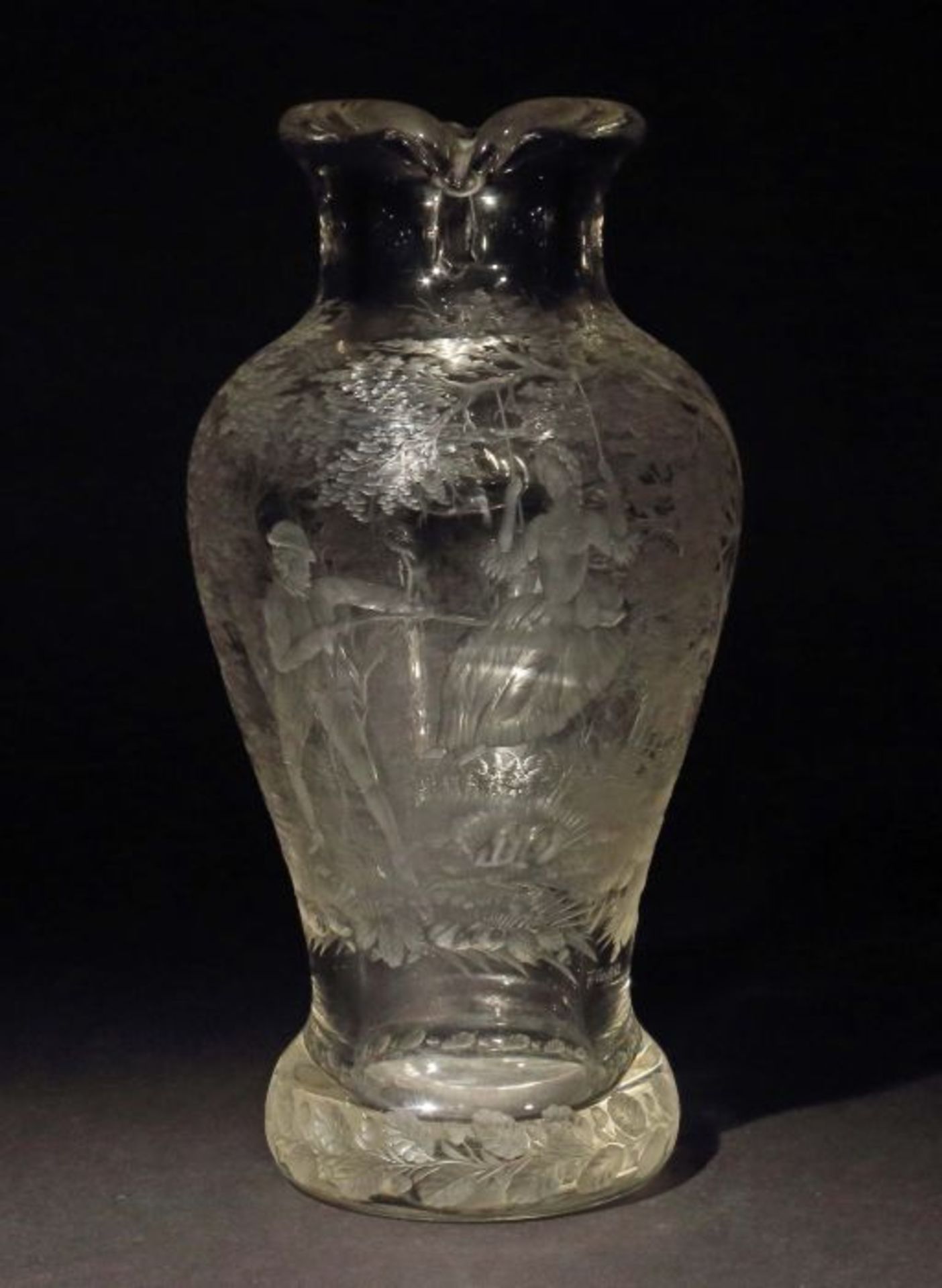 Krug mit figürlicher SzeneEnde 19./Anfang 20. Jh., farbloses Glas, formgeblasen und geschliffen, - Bild 2 aus 5