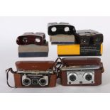 2 Stereokameras mit 3 Betrachtern"Kodak Stereo Kamera", Kodak, USA, um 1955, für 35mm-Film,