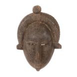Maske der BambaraMali, Holz, mit wulstartig geschnitzten Haarschöpfen, H: 31 cm.- - -25.00 % buyer's