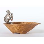 Nussschale mit EichhörnchenDeutschland, 20. Jh., Holz/Silber 800, nussförmige Schale mit