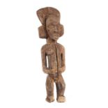 Männliche Standfigurwohl Zentralfrika, Holz, mit eingeschnittenen Haaren und Narben, H: 67 cm.- - -