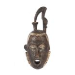 Maske der BauleElfenbeinküste, Holz, mit Kopfbekrönung und gekalkten Partien, H: 43 cm.- - -25.