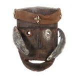 Maske mit angenagelten Händenwohl Liberia/Stamm der Toma, Holz mit schwarzer-rotbrauner-weißer