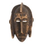 Maske der BambaraMali, Holz geschwärzt, mit 3 geschnitzten Haarsträngen, H: 37 cm.- - -25.00 %