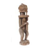 Weibliche Standfigur der DogonMali, Holz, mit geschnitztem Attribut und Rückennarbenschmuck, H: 60