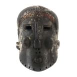 Helmmaske der KubaDR Kongo, Holz geschwärzt, Maske verziert mit Paternostererbsen, H: 42 cm.- - -