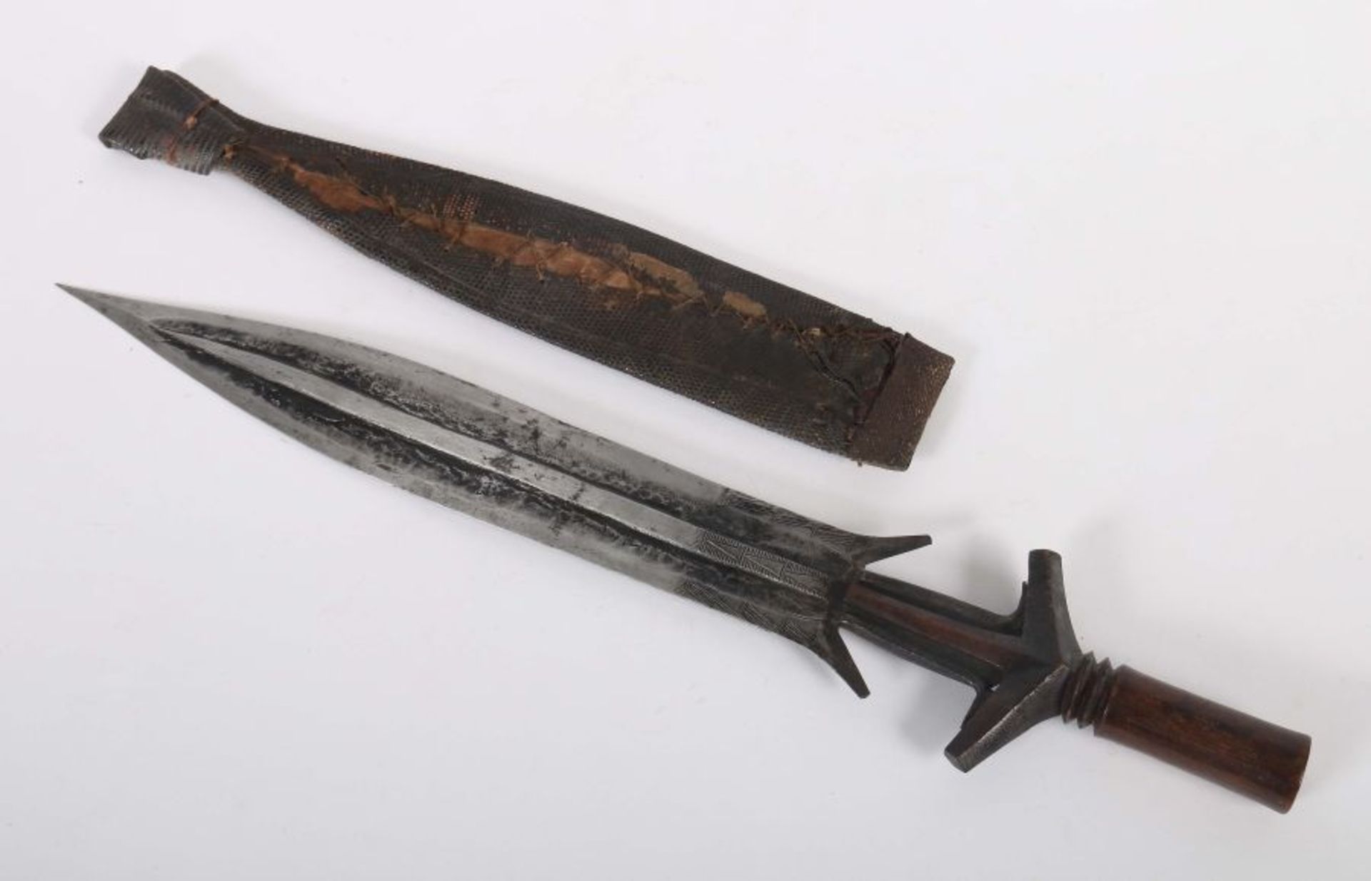 Kurzschwert der FangGabun u.a., zweischneidige Eisenklinge mit breitem Mittelgrat und Kerbdekor im - Bild 2 aus 2