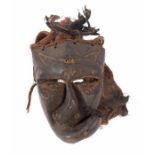 Krankenmaske der KubaDR Kongo, Holz, mit verzerrten Gesichtszügen und Bastgewebe, H: 24 cm.- - -25.