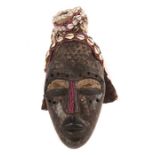 Maske der Kuba mit perlenverzierter NaseDR Kongo, Holz schwarz, rotbraun und weiß eingefärbt,